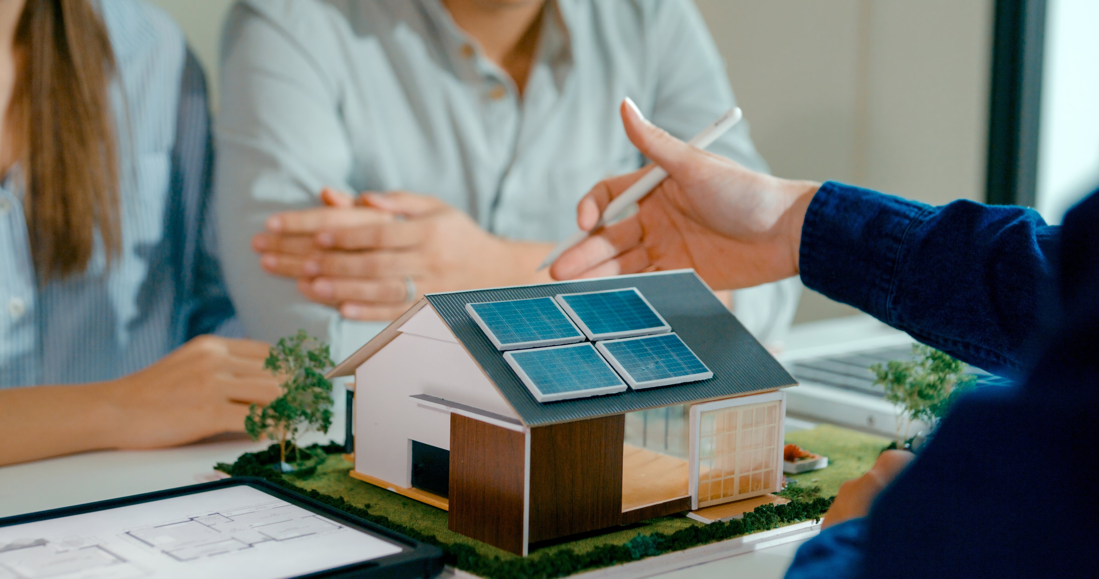 Besprechung eines Sanierungvorhabens anhand eines Hausmodells